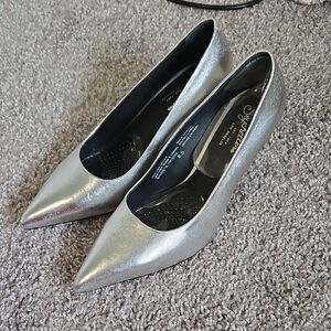 Seychelles Leather Kitten Silver Women's Pumps
